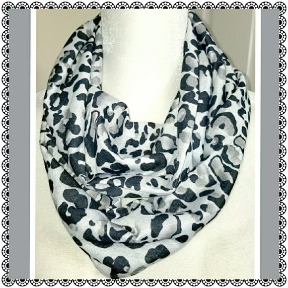 Accessories - 🛍 Gray cheetah/camo infinity scarf, NWOT